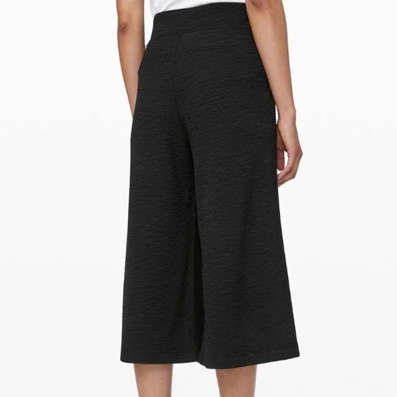 LULULEMON Can You Feel The Pleat Crop Size 4 MINIMALIST CONTEMPORARY CHIC - Picture 2 of 8